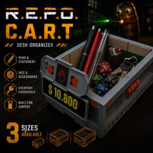 Puede incluir: Un organizador de escritorio rectangular gris etiquetado R.E.P.O. C.A.R.T. con un letrero de $10.800, que contiene bolígrafos, dados de juego poliédricos, un encendedor y llaves. El organizador tiene detalles naranjas, un icono de mano y rayas amarillas.
