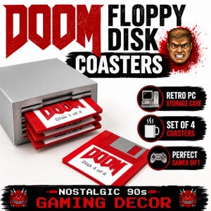 Könnte beinhalten: Ein Set aus vier roten, quadratischen Untersetzern im Design von Disketten, jeweils mit dem DOOM-Logo und den Disk-Nummern 1 bis 4 beschriftet. Die Untersetzer werden in einem silbernen, rechteckigen Gehäuse aufbewahrt, das einem Diskettenlaufwerk ähnelt.