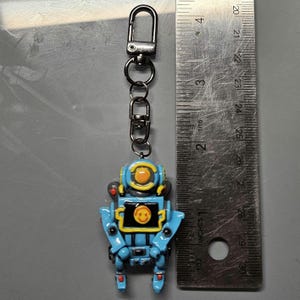 Handmade Apex Legends Mini Figure Polymer Clay Character Keychain Bag Accessory Customizable Charm Gift for Gamers Video Game Gun Charm Pathfinder