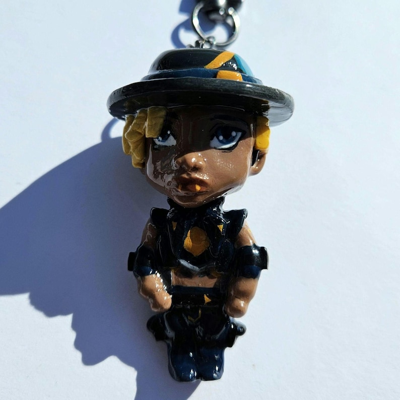 Handmade Apex Legends Mini Figure Polymer Clay Character Keychain Bag Accessory Customizable Charm Gift for Gamers Video Game Gun Charm Seer