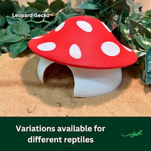 Puede incluir: Escondite para reptiles en forma de hongo rojo y blanco con el texto "Leopard Gecko" en la parte superior. Variaciones disponibles para diferentes reptiles.