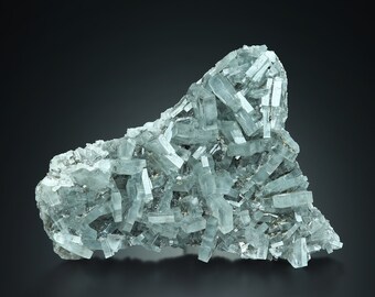 Ammasso di BARITE blu di classe mondiale TOP proveniente da un vecchio ritrovamento in un campione minerale della ROMANIA