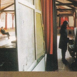 以下が含まれることがあります： 茶色のポスターに白い文字で「john parish & polly jean harvey dance hall at louse point」と書かれています。ポスターには、バンドの今後のコンサートに関する情報も掲載されており、日付と場所が記載されています。ポスターには、赤いカーテンのあるステージと、背景に立っている人物が写っています。