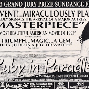Könnte beinhalten: Schwarz-weiß Filmplakat für "Ruby in Paradise" mit Ashley Judd. Das Plakat enthält Zitate aus Kritiken und den Text "A MASTERPIECE". Der Film wird als "A WOMAN'S SEARCH FOR HERSELF" beschrieben.