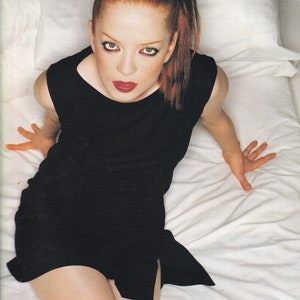 Mini póster vintage original/recorte de revista: Shirley Manson (Garbage), Edimburgo, 1999