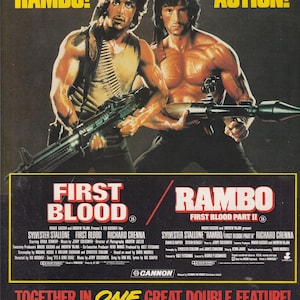 以下が含まれることがあります： アクション映画「ランボー/怒りの脱出」と「ランボー/怒りの脱出 PART II」のダブル上映を告知する映画ポスター。ポスターには、シルベスター・スタローンがジョン・ランボー役で登場し、「ダブルランボー！」と「ダブルアクション！」の文字が黄色で書かれている。