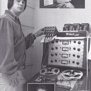 Könnte beinhalten: Schwarz-Weiß-Bild von Vintage-Audioaufnahmegeräten. Die Ausrüstung umfasst einen McIntosh 240 Verstärker, Tonbandgeräte und ein Mischpult. Eine Person bedient die Geräte. Zusätzliche Bilder zeigen eine Person, die Klavier spielt und ein Porträt.