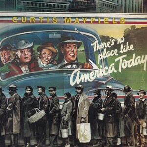 Può includere: Copertina dell'album "There's No Place Like America Today" di Curtis Mayfield. L'immagine raffigura un'auto d'epoca con passeggeri e una fila di persone. Il testo "CURTIS MAYFIELD" e "There's no place like America Today" sono visibili.