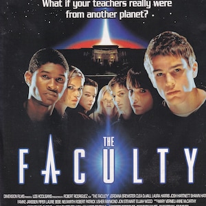 Op de afbeelding: Filmposter voor "The Faculty" met een groep jonge acteurs en de titel in grote, gestileerde letters. De achtergrond is donker, met de tekst "Wat als je leraren echt van een andere planeet kwamen?"