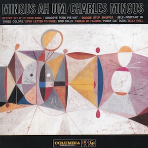 Könnte beinhalten: Ein Vintage-Schallplattencover mit einem abstrakten geometrischen Design in Rot-, Gelb-, Blau- und Grautönen. Der Albumtitel lautet "Mingus Ah Um/Charles Mingus" und listet die Songs "Better Git It In Your Soul", "Goodbye Pork Pie Hat", "Boogie Stop Shuffle", "Self-Portrait In Three Colors", "Open Letter To Duke", "Bird Calls", "Fables Of Faubus", "Pussy Cat Dues" und "Jelly Roll" auf.