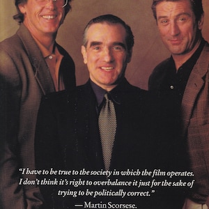 Może przedstawiać: Trzech mężczyzn, dwóch w brązowych kurtkach i jeden w czarnym garniturze, stoi razem. Mężczyzna w środku nosi czarny krawat i ma cytat przypisany do niego: "Muszę być wierny społeczeństwu, w którym działa film. Nie uważam, że jest to słuszne, aby go przechylać tylko dla dobra próby bycia politycznie poprawnym." - Martin Scorsese.