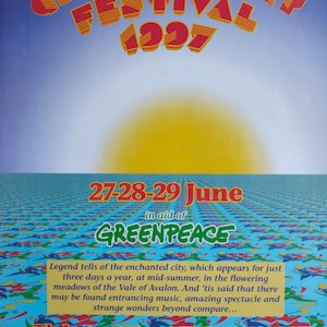 Könnte beinhalten: Ein Vintage-Poster für das Glastonbury Festival im Jahr 1997. Das Poster zeigt eine strahlend gelbe Sonne vor blauem Himmel, mit einem grünen Feld aus stilisierten Figuren im Vordergrund. Der Text lautet "Glastonbury Festival 1997", "27-28-29 Juni", "zu Gunsten von Greenpeace", "Tickets £75 01179 767 868", "Info line: 0839 668899", "Sponsored by: The Guardian", und "Select 2 0004A1 FM".