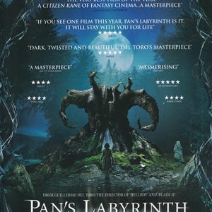 Könnte beinhalten: Filmposter für "Pans Labyrinth" mit einem dunklen, knorrigen Baum und einer Figur davor. Das Poster enthält Filmkritiken und den Titel. Der Hintergrund ist eine Waldszene mit Vollmond. Jetzt in den Kinos.