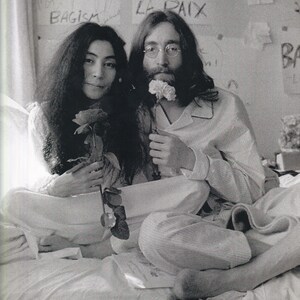 Póster vintage original en miniatura o recorte de revista: John Lennon y Yoko Ono, Ámsterdam, 1968