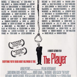 Może przedstawiać: Czarno-biały plakat filmowy do filmu "The Player" w reżyserii Roberta Altmana. Plakat przedstawia czarno-białe zdjęcie Tima Robbinsa, gwiazdy filmu, stojącego przed rolką filmu. Plakat zawiera również listę aktorów i aktorek, którzy występują w filmie, w tym Gretę Scacchi, Freda Warda, Whoopi Goldberg i Petera Gallaghera.