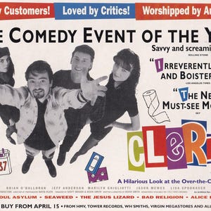以下が含まれることがあります： 映画「Clerks」のポスター。人々が手を広げている様子が描かれています。「The Comedy Event of the Year!」などのテキストや批評家の引用句が含まれています。映画のタイトル「Clerks」はカラフルなブロックレターで表示されています。賞のロゴも含まれています。
