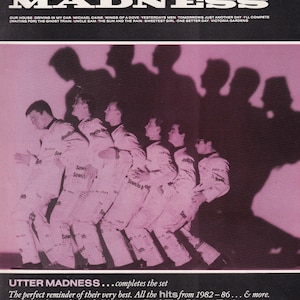 Op de afbeelding: Albumhoes voor "Utter Madness" met een groep mannen in witte overalls met krantenprint. De titel staat in grote witte letters op een zwarte achtergrond, met songtitels eronder. De tekst onderaan luidt "Utter Madness...completes the set."