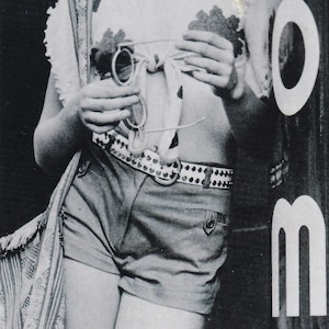 Może przedstawiać: Czarno-białe zdjęcie osoby w białym kapeluszu, szortach i topie z dekoracyjnym wzorem, trzymającej okulary i torbę. Tekst na zdjęciu brzmi: "Jodie Foster in Taxi Driver: Marty Scorsese was a little scared of me."