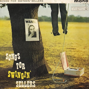 Könnte beinhalten: Ein Vintage-Schallplattencover mit einem Schwarzweißfoto eines Mannes, der mit einem Seil an einem Baum hängt. Das Albumcover trägt den Titel "Songs For Swingin' Sellers" und zeigt ein Fahndungsplakat mit dem Gesicht eines Mannes. Das Album ist eine Mono-Aufnahme.