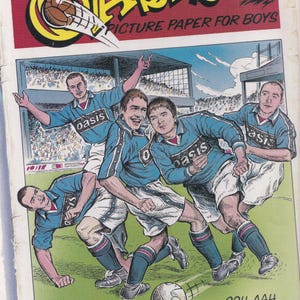 Op de afbeelding: Een vintage stripboekcover getiteld The Oasis No. 3 Picture Paper for Boys, met een illustratie van vier voetballers in blauwe shirts met het woord oasis op de borst, spelend op een veld met de tekst OOH, AAH GALLAGHER!!