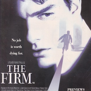Könnte beinhalten: Ein Filmplakat für The Firm mit einer großen, violett getönten Nahaufnahme von Tom Cruise. Eine kleine Silhouette einer Person, die mit einem Aktenkoffer rennt, ist zu sehen. Der Text umfasst: TOM CRUISE, THE FIRM, No job is worth dying for.
