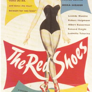 Puede incluir: Cartel de cine vintage de "Las Zapatillas Rojas" con una mujer en leotardo negro y zapatillas de ballet rojas. El cartel incluye el título de la película, los nombres del elenco y texto sobre un fondo amarillo y azul.