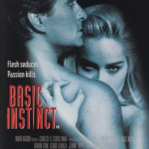 Może przedstawiać: Plakat filmowy do filmu "Instynkt" z Michaelem Douglasem i Sharon Stone. Plakat ma niebiesko-szary schemat kolorystyczny i zawiera tekst "Flesh seduces. Passion kills." i "Trust your instinct from Friday May 8th."