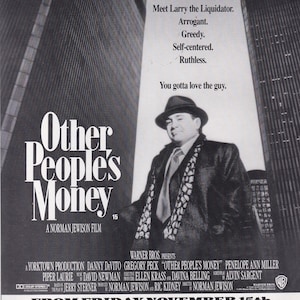 以下が含まれることがあります： 帽子とコートを着たダニー・デヴィートが写る映画『Other People's Money』のモノクロポスター。テキストには「Meet Larry the Liquidator. Arrogant. Greedy. Self-centered. Ruthless. You gotta love the guy. Warner Bros. presents.」と記載されています。