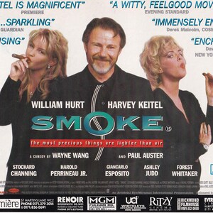 以下が含まれることがあります： ウィリアム・ハートとハーヴェイ・カイテルが出演する映画「Smoke」のポスター。ポスターには批評家の引用句と「最も貴重なものは空気よりも軽い」というキャッチコピーが含まれています。ウェイン・ワンとポール・オースターによるコメディです。