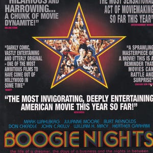 Può includere: Poster del film "Boogie Nights" con un'immagine a forma di stella con attori e il titolo del film in testo colorato. Sono visualizzate anche citazioni di recensioni e i titoli di coda del film.