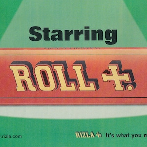 Könnte beinhalten: Eine Vintage-Werbung mit einer rot-orangen Box mit dem Text "ROLL+" in fetten, umrandeten Buchstaben. Das Wort "Starring" steht über der Box. Der Hintergrund ist grün mit einem Scheinwerfereffekt. Der Text "It's what you make of it" ist ebenfalls sichtbar.