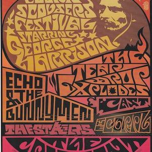 Può includere: Un manifesto psichedelico che pubblicizza un festival musicale con George Harrison, Echo & The Bunnymen, The Teardrop Explodes, The  Stars e The  Clockwork  Orange. Il manifesto è in tonalità arancio, giallo, rosso e nero.