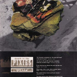 Op de afbeelding: Een promotieafbeelding voor de band Pixies. De afbeelding toont een rotsachtig object met een kleurrijk grafisch ontwerp. De naam van de band, "Death to the Pixies", wordt weergegeven met de tekst "Out Now". Bevat citaten en recensies.