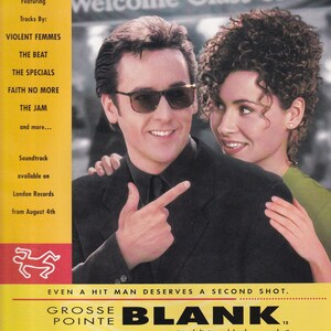 Pode incluir: Cartaz do filme "Grosse Pointe Blank" com John Cusack e Minnie Driver. O cartaz tem um esquema de cores amarelo e vermelho, com o título do filme e os nomes do elenco em destaque. O slogan diz: "Até um assassino de aluguel merece uma segunda chance."