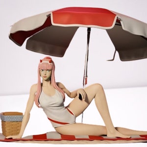 Può includere: Un personaggio anime con i capelli rosa indossa un costume da bagno bianco con accenti rossi e giace su un telo da spiaggia a strisce rosse e bianche sotto un ombrellone a strisce rosse e bianche. Un cestino di vimini con un motivo a pois bianco e blu si trova accanto al personaggio.