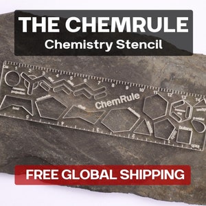 Könnte beinhalten: Ein transparentes Lineal aus Kunststoff mit verschiedenen Formen und Größen zum Zeichnen chemischer Strukturen. Das Lineal ist mit "ChemRule" beschriftet und hat eine Zentimeter-Skala. Das Lineal liegt auf einer grauen Steinoberfläche. Der Text "THE CHEMRULE Chemistry Stencil" befindet sich über dem Lineal. Der Text "FREE GLOBAL SHIPPING" befindet sich unter dem Lineal.