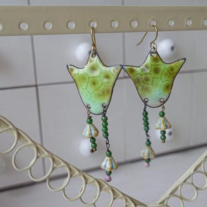 Pendientes verdes de esmalte hechos a mano con perlas naturales – Pendientes artísticos de cobre – Regalo de joyería femenina único imagen 5
