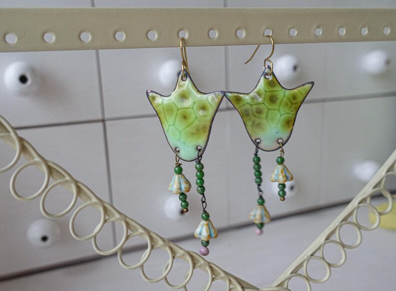 Pendientes verdes de esmalte hechos a mano con perlas naturales – Pendientes artísticos de cobre – Regalo de joyería femenina único imagen 5