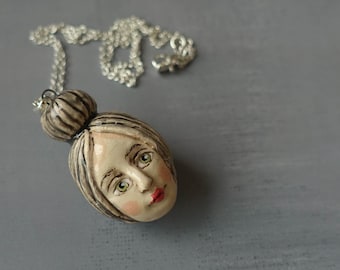 Collar con cabeza de muñeca, joyería hecha a mano, cadena de plata