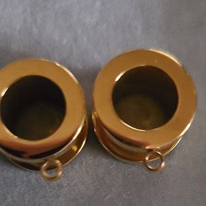 00 gauge 10mm screw gold tunnels with 4 sets of hangers that clip on to easily change your look