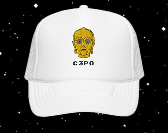 Peut inclure: Casquette de camionneur blanche avec une image brodée en jaune et or de C-3PO de Star Wars. Le texte "C3PO" est brodé en noir sous l'image.