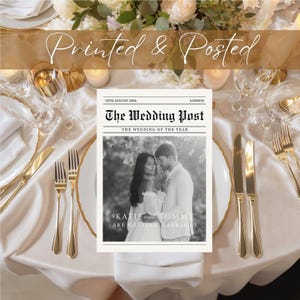 Peut inclure: Une invitation de mariage conçue comme une première page de journal, intitulée "The Wedding Post". L'image en noir et blanc présente un couple. Le texte indique "KATIE and TOMMY ARE GETTING MARRIED!" et "23TH AUGUST 2026 LONDON."