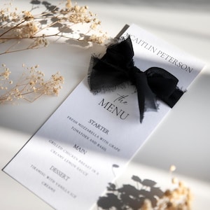 Marque-place et menu de mariage personnalisés avec ruban, marque-places de menu minimalistes, menu imprimé personnalisé pour une réception ou un événement, menu imprimé