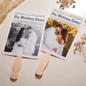 Peut inclure: Deux éventails de mariage avec des manches en bois. Chaque éventail présente une photo en noir et blanc d'un couple, avec le titre "The Wedding Times" et le texte "Special Edition: We Said I Do!" imprimé en haut.