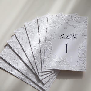 Reliëf bloemen tafelnummers, A6 bruiloft tafelkaarten, luxe elegante bruiloft briefpapier, moderne minimalistische tafelnummers, bloemen reliëf