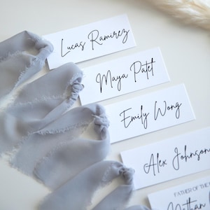 Etiquetas con nombre hechas con cinta de gasa y caligrafía, decoración de mesas para bodas, etiquetas con nombre para bodas, tarjetas con nombre para bodas, etiquetas con nombre de papel