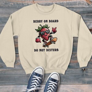 Fresa en un monopatín Berry a bordo sudadera unisex estilo dibujos animados, suéter gráfico retro, estilo moderno y divertido