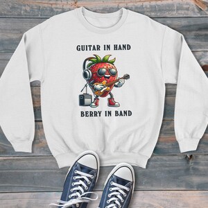Fresa con guitarra en la mano estilo dibujos animados sudadera unisex, suéter gráfico retro, estilo moderno y divertido