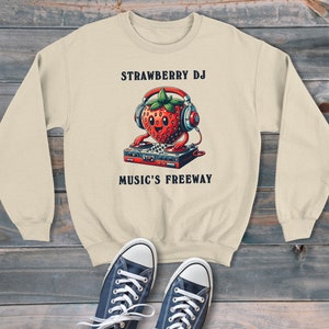 Strawberry Dj Music Freeway Only Sudadera unisex estilo dibujos animados, suéter gráfico retro, estilo moderno y divertido