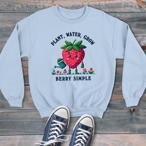 Strawberry Gardener Berry Plant Water Grow Cartoon Style Sudadera unisex, suéter gráfico retro, estilo moderno y divertido